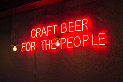 Neon sign "Craft Beer for the People"
